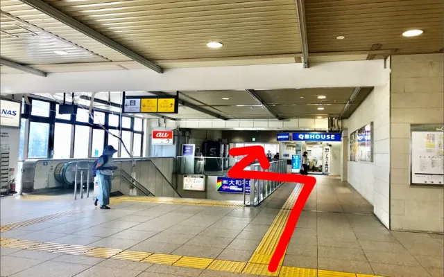 エスカレーター付近、連絡通路へ上がる案内